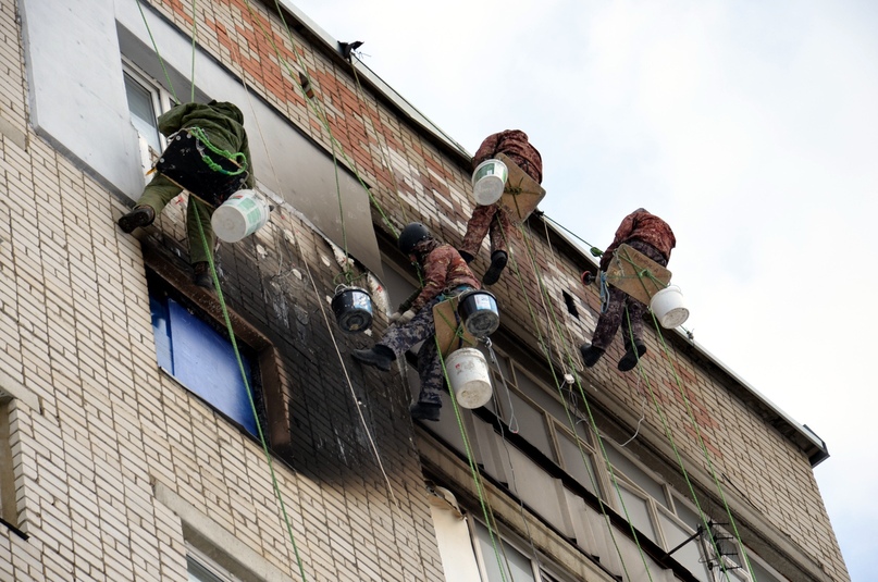 На фасаде дома № 11 по проспекту 50-летия Победы, где произошел пожар, ведутся ремонтные работы