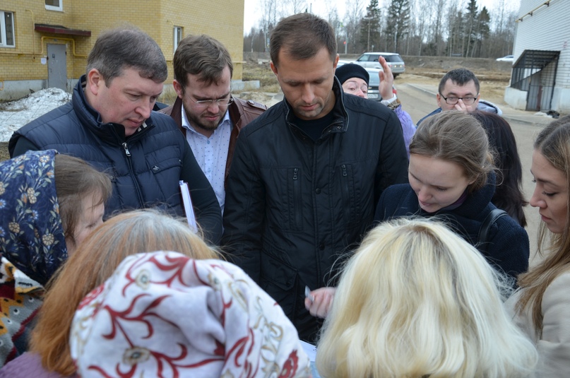 В день единого городского субботника тутаевский микрорайон, образованный домами по улицам Медовой и Липовой, построенный около пяти лет назад, посетила делегация из Правительства области
