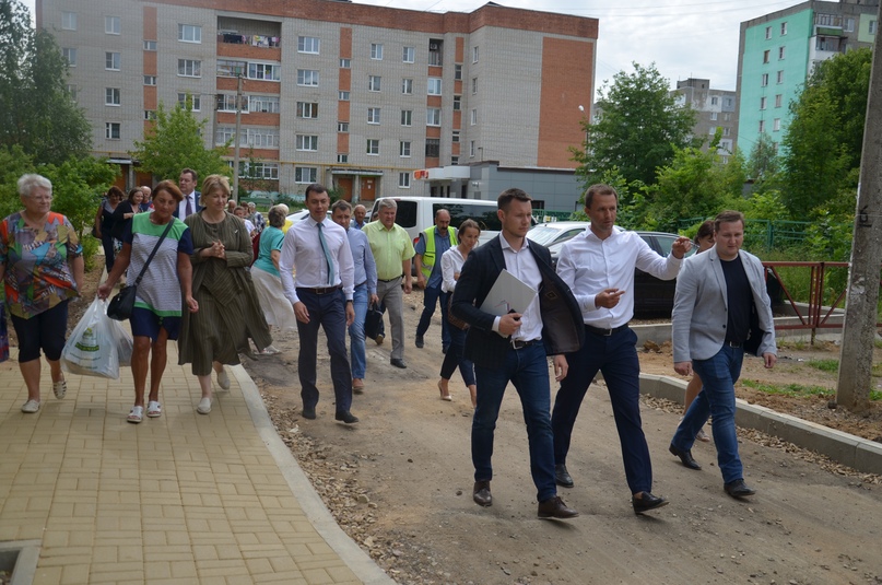В Тутаеве ход работ по благоустройству на Волжской набережной и во дворах оценили представители Общероссийского народного фронта
