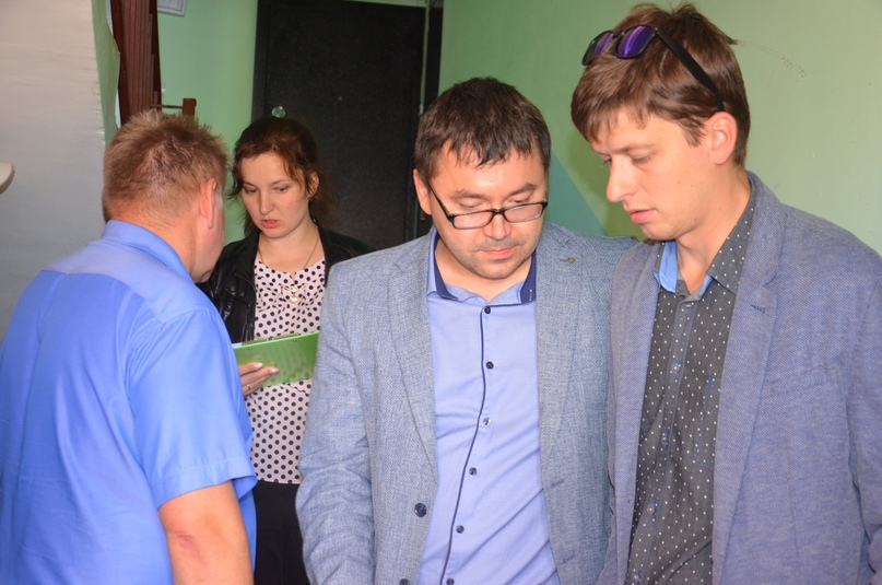 Сотрудники органов местного самоуправления на улице Комсомольской в Тутаеве проинспектировали дома №№ 130-142 совместно с представителями управляющих компаний, которые их обслуживают