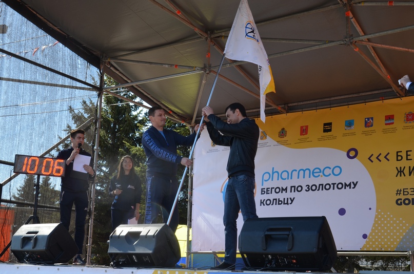 Старт бегового сезона в центральной Европейской части России объявляют заместитель директора регионального департамента физкультуры, спорта и молодежной политики Дмитрий Ведьмедев и глава района Дмитрий Юнусов
