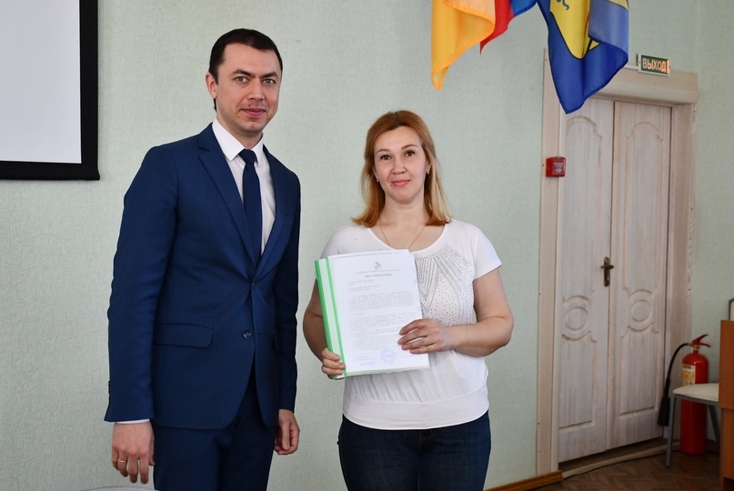 Сегодня в администрации Тутаевского района многодетным семьям вручили документы на земельные участки под индивидуальную жилищную застройку и ведение личного подсобного хозяйства