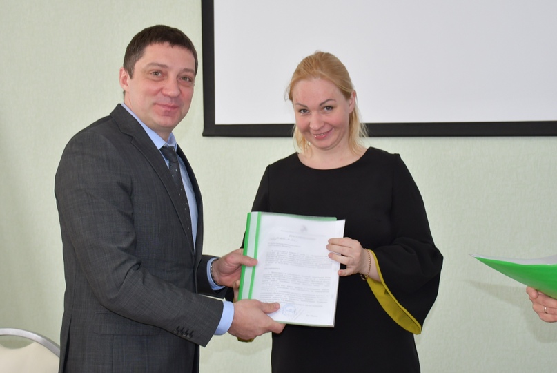 Сегодня в администрации Тутаевского района многодетным семьям вручили документы на земельные участки под индивидуальную жилищную застройку и ведение личного подсобного хозяйства