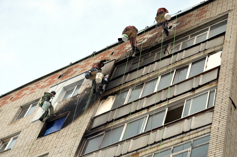 На фасаде дома № 11 по проспекту 50-летия Победы, где произошел пожар, ведутся ремонтные работы