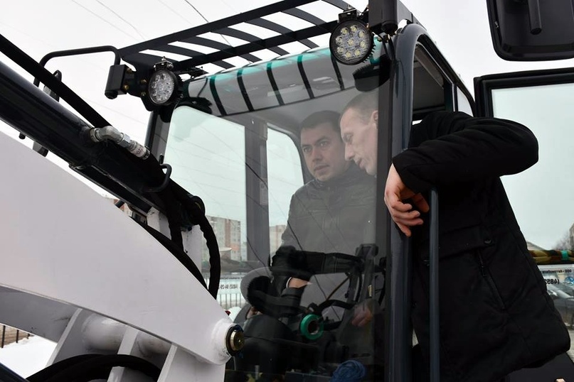 Уборка города ведется даже в труднодоступных местах