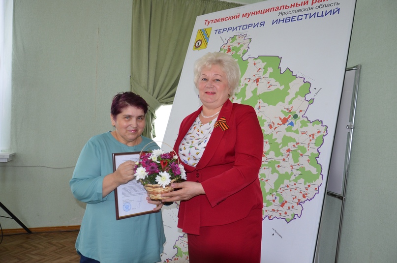 В администрации района первый заместитель главы Маргарита Новикова, глава администрации Константиновского сельского поселения Павел Кулаков и начальник управления жилищной политики Елена Орлова вручили свидетельства на предоставление единовременной денежн