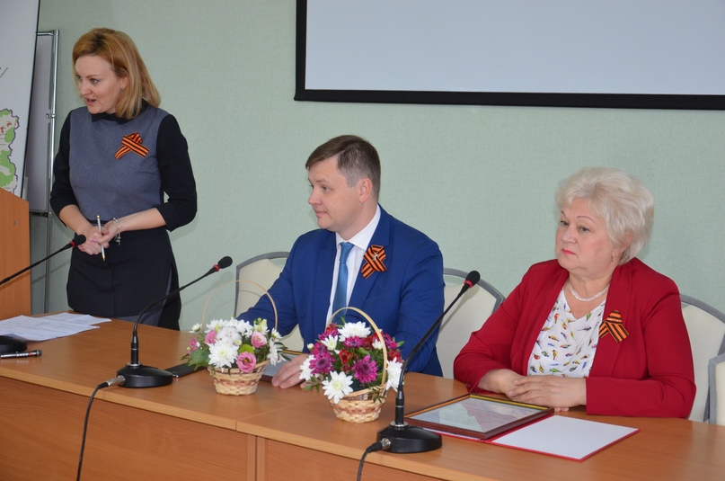 В администрации района первый заместитель главы Маргарита Новикова, глава администрации Константиновского сельского поселения Павел Кулаков и начальник управления жилищной политики Елена Орлова вручили свидетельства на предоставление единовременной денежн