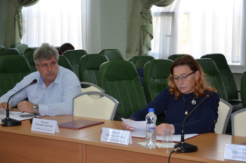 На внеочередном заседании муниципального совета района депутаты приняли решение о ликвидации двух муниципальных унитарных предприятий и создании одного нового