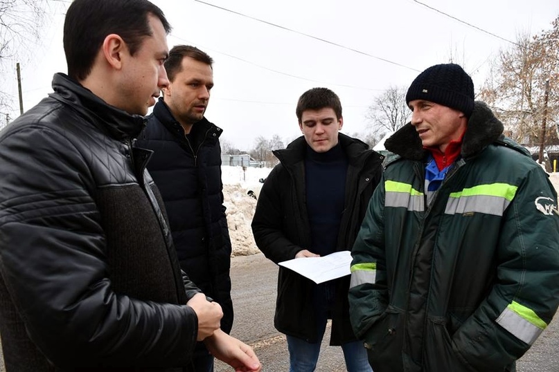 Уборка города ведется даже в труднодоступных местах