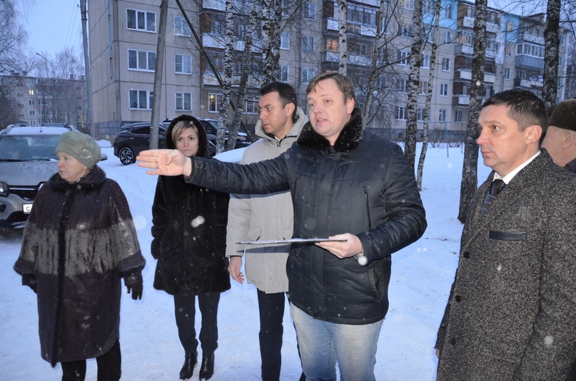 ЧТО СДЕЛАТЬ ВО ДВОРАХ? ЖИТЕЛИ ПРЕДЛАГАЮТ САМИ  В Константиновском сельском поселении провели очередные встречи с жителями по обсуждению благоустройства по губернаторскому проекту «Решаем вместе!»