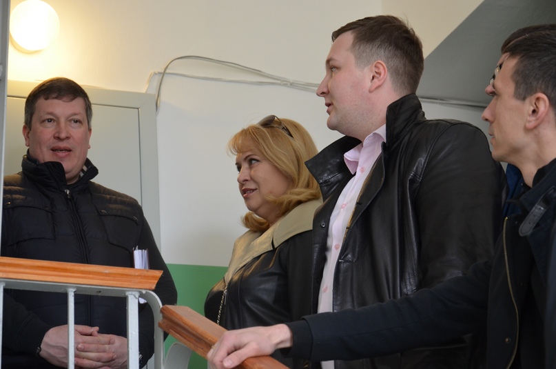 В день единого городского субботника тутаевский микрорайон, образованный домами по улицам Медовой и Липовой, построенный около пяти лет назад, посетила делегация из Правительства области