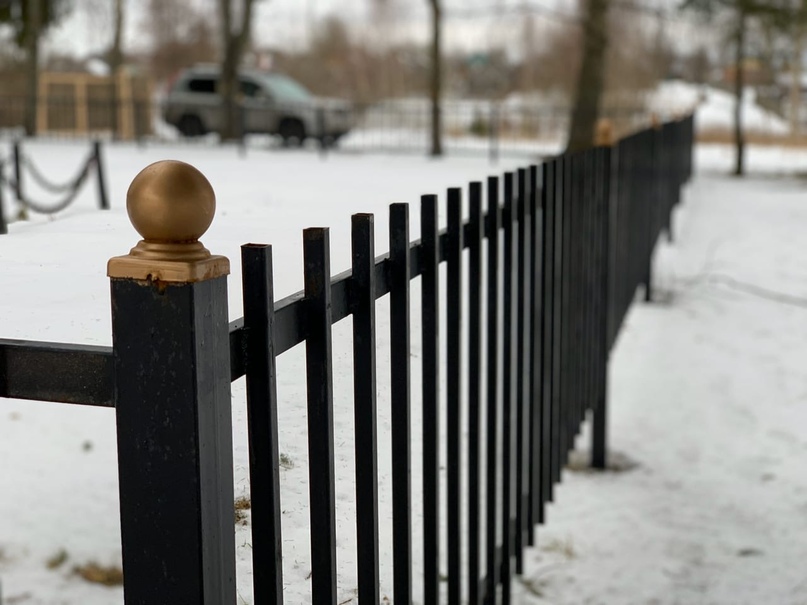 ВОЕННЫЕ ПАМЯТНИКИ НА ЛЕВОМ БЕРЕГУ К 75-летию Победы обрамляют новыми изящными оградами