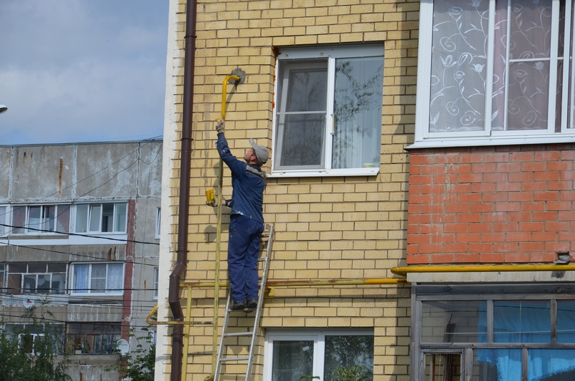 Сотрудники органов местного самоуправления на улице Комсомольской в Тутаеве проинспектировали дома №№ 130-142 совместно с представителями управляющих компаний, которые их обслуживают