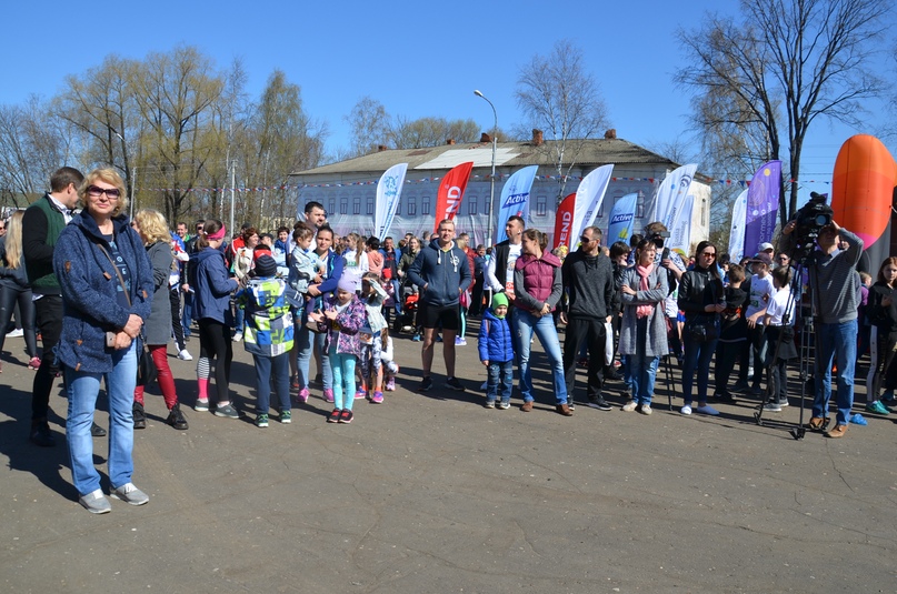 Старт бегового сезона в центральной Европейской части России объявляют заместитель директора регионального департамента физкультуры, спорта и молодежной политики Дмитрий Ведьмедев и глава района Дмитрий Юнусов