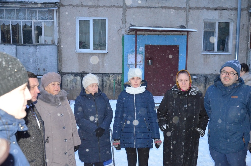 ЧТО СДЕЛАТЬ ВО ДВОРАХ? ЖИТЕЛИ ПРЕДЛАГАЮТ САМИ  В Константиновском сельском поселении провели очередные встречи с жителями по обсуждению благоустройства по губернаторскому проекту «Решаем вместе!»