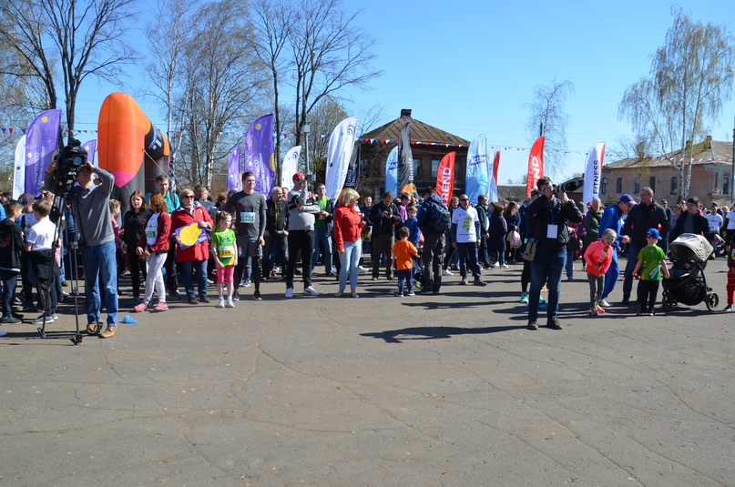 Старт бегового сезона в центральной Европейской части России объявляют заместитель директора регионального департамента физкультуры, спорта и молодежной политики Дмитрий Ведьмедев и глава района Дмитрий Юнусов