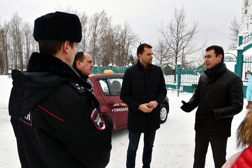 Уборка города ведется даже в труднодоступных местах