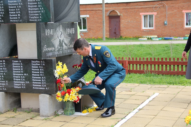 В Артемьевском сельском поселении почтили память ветеранов Великой Отечественной войны автопробегом с возложением цветов к мемориалам и памятникам