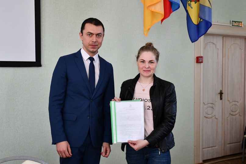 Сегодня в администрации Тутаевского района многодетным семьям вручили документы на земельные участки под индивидуальную жилищную застройку и ведение личного подсобного хозяйства