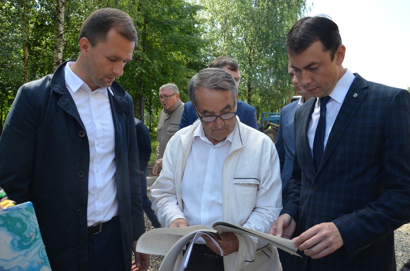 Представители регионального департамента дорожного хозяйства, органов местного самоуправления, депутаты Ярославской областной Думы и общественники ознакомились с ходом работ на объектах нацпроекта «Безопасные и качественные дороги» в Тутаевском районе