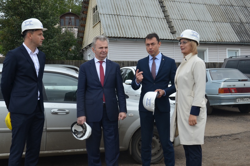 Представительная делегация во главе с членом Совета Федерации Федерального Собрания Российской Федерации Игорем Каграманяном посетила в Тутаеве ряд объектов благоустройства и дорожного строительства