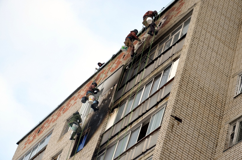 На фасаде дома № 11 по проспекту 50-летия Победы, где произошел пожар, ведутся ремонтные работы