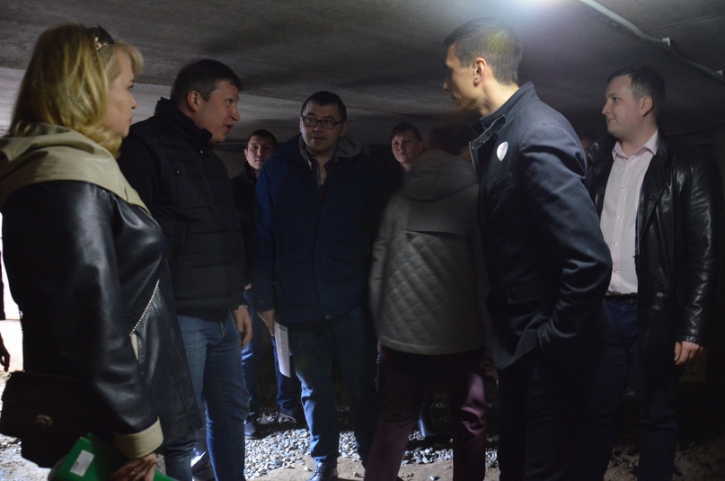 В день единого городского субботника тутаевский микрорайон, образованный домами по улицам Медовой и Липовой, построенный около пяти лет назад, посетила делегация из Правительства области