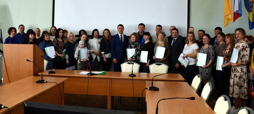 Сегодня в администрации Тутаевского района многодетным семьям вручили документы на земельные участки под индивидуальную жилищную застройку и ведение личного подсобного хозяйства