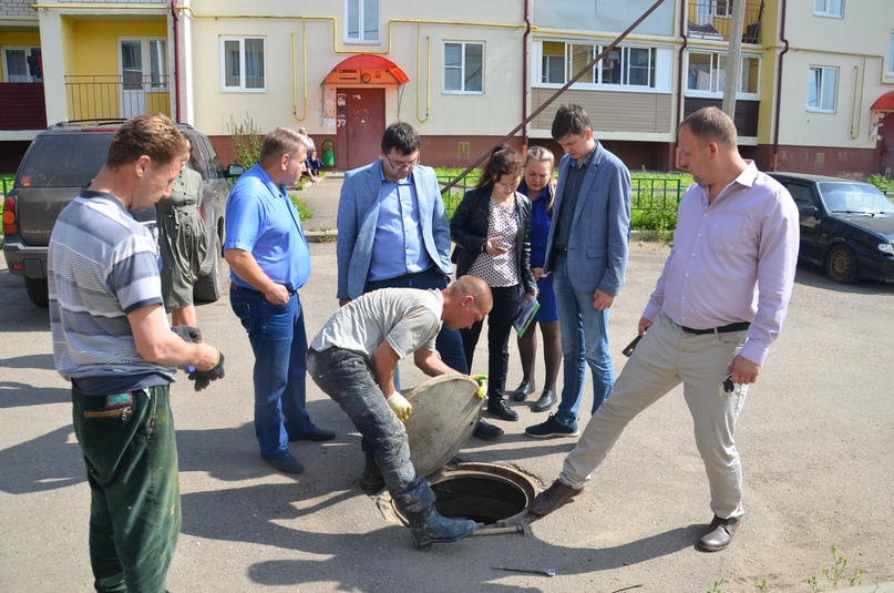 Сотрудники органов местного самоуправления на улице Комсомольской в Тутаеве проинспектировали дома №№ 130-142 совместно с представителями управляющих компаний, которые их обслуживают