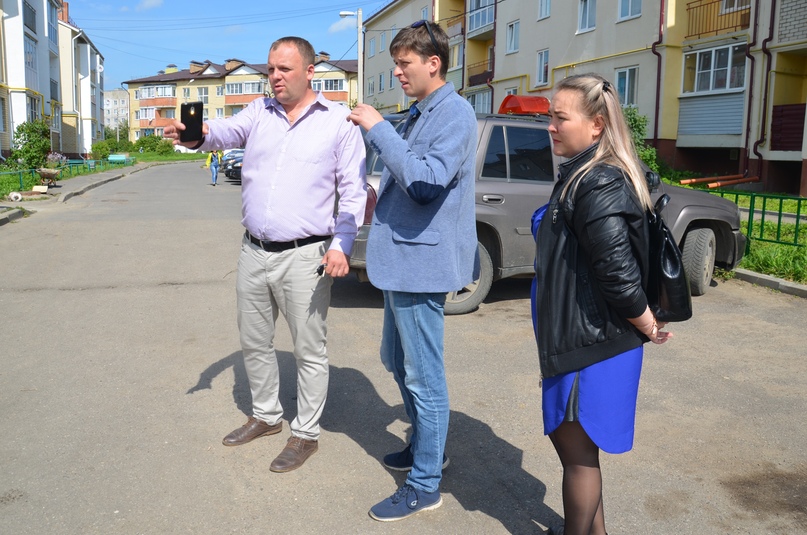 Сотрудники органов местного самоуправления на улице Комсомольской в Тутаеве проинспектировали дома №№ 130-142 совместно с представителями управляющих компаний, которые их обслуживают