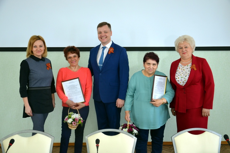 В администрации района первый заместитель главы Маргарита Новикова, глава администрации Константиновского сельского поселения Павел Кулаков и начальник управления жилищной политики Елена Орлова вручили свидетельства на предоставление единовременной денежн