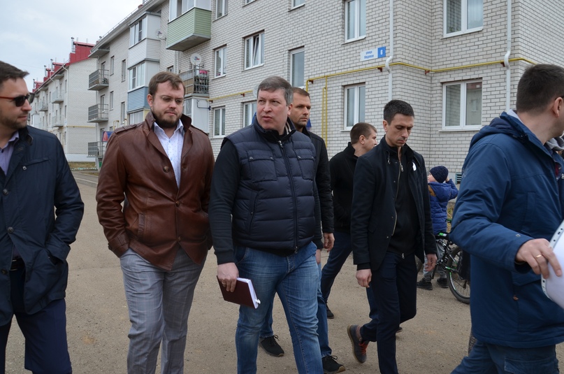 В день единого городского субботника тутаевский микрорайон, образованный домами по улицам Медовой и Липовой, построенный около пяти лет назад, посетила делегация из Правительства области