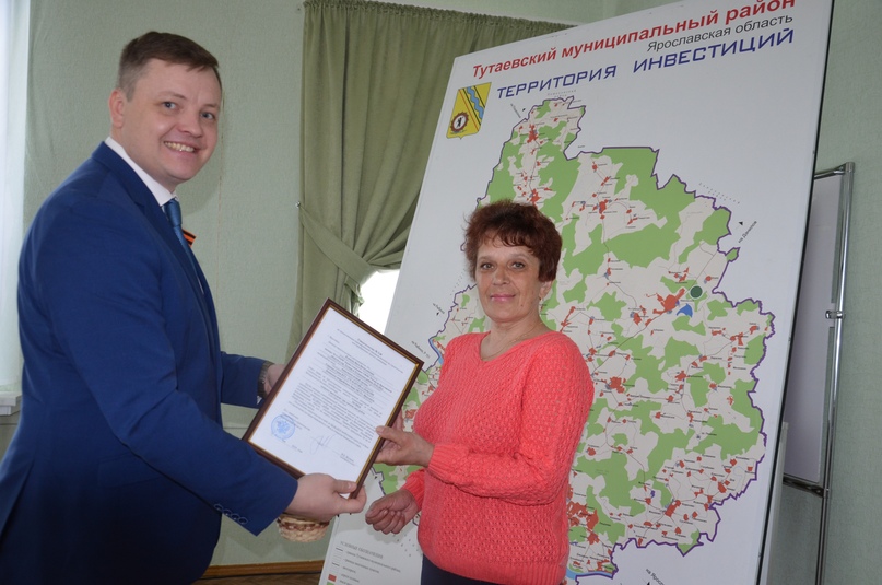 В администрации района первый заместитель главы Маргарита Новикова, глава администрации Константиновского сельского поселения Павел Кулаков и начальник управления жилищной политики Елена Орлова вручили свидетельства на предоставление единовременной денежн