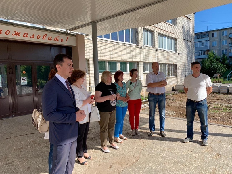 Глава района Дмитрий Юнусов проконтролировал ход работ по благоустройству на площадке у главного входа в школу № 6 в Тутаеве и ремонту кровли на ее здании