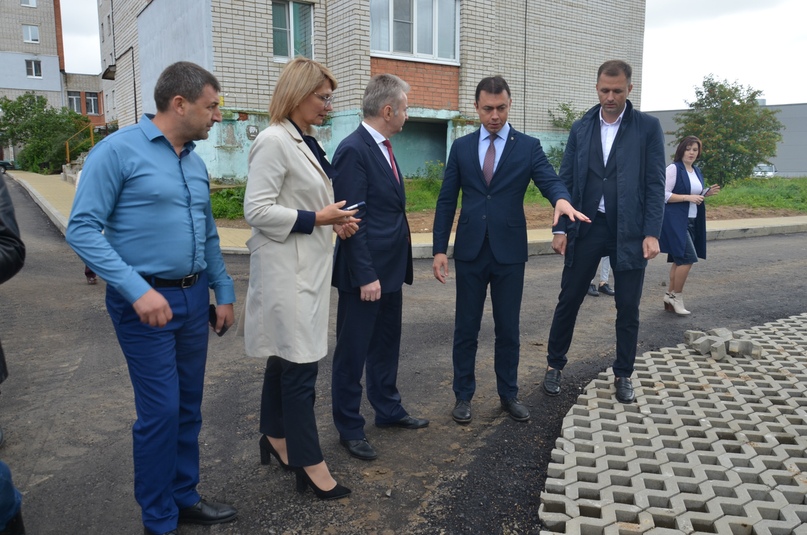 Представительная делегация во главе с членом Совета Федерации Федерального Собрания Российской Федерации Игорем Каграманяном посетила в Тутаеве ряд объектов благоустройства и дорожного строительства