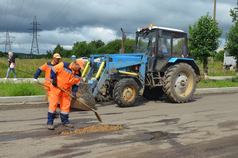 Представительная делегация во главе с членом Совета Федерации Федерального Собрания Российской Федерации Игорем Каграманяном посетила в Тутаеве ряд объектов благоустройства и дорожного строительства
