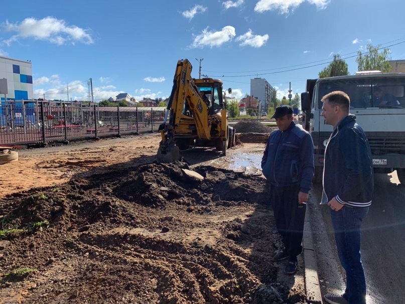 Новая городская среда: дорожка и парковка на улице Дементьева