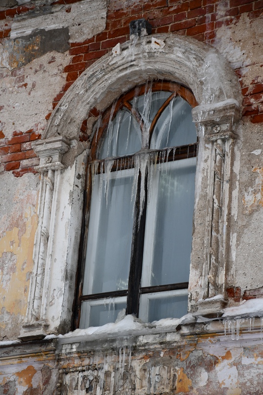 ОТДАТЬ ЗА РУБЛЬ - ИЛИ ПОТЕРЯТЬ:  На последнем заседании районного муниципального совета депутаты поддержали решение районной администрации продавать или отдавать исторические здания в аренду за символический рубль за квадратный метр