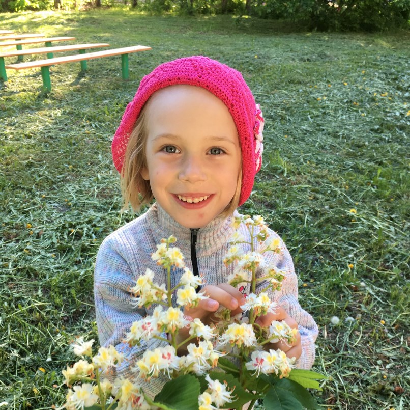 Девочка из Тутаева подарила городу выращенные своими руками каштаны