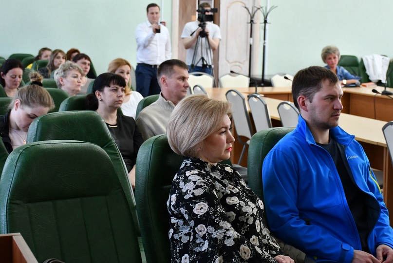 Сегодня в администрации Тутаевского района многодетным семьям вручили документы на земельные участки под индивидуальную жилищную застройку и ведение личного подсобного хозяйства