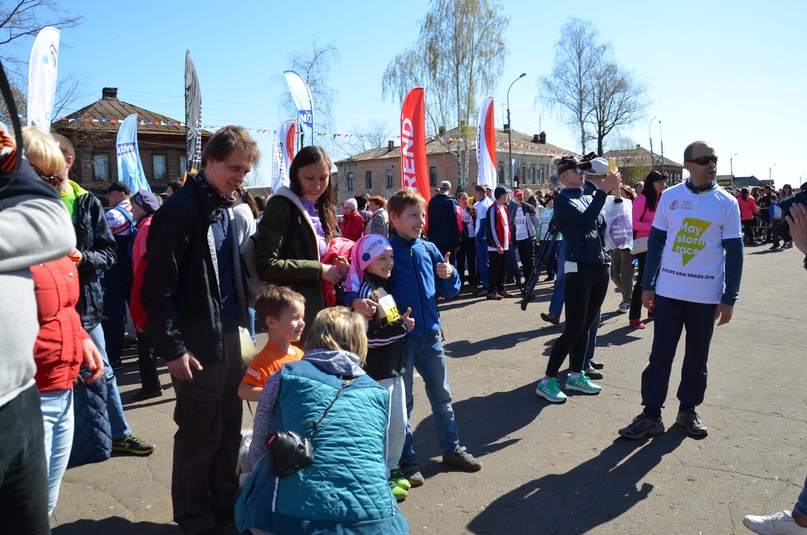 Старт бегового сезона в центральной Европейской части России объявляют заместитель директора регионального департамента физкультуры, спорта и молодежной политики Дмитрий Ведьмедев и глава района Дмитрий Юнусов