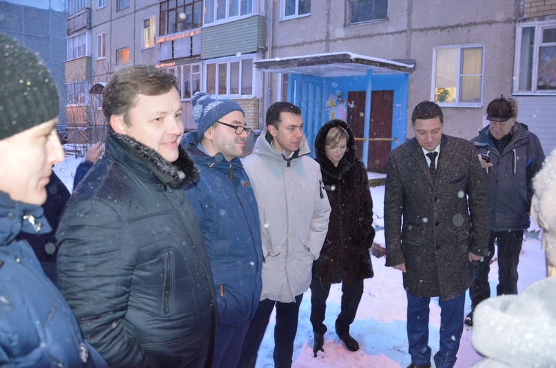 ЧТО СДЕЛАТЬ ВО ДВОРАХ? ЖИТЕЛИ ПРЕДЛАГАЮТ САМИ  В Константиновском сельском поселении провели очередные встречи с жителями по обсуждению благоустройства по губернаторскому проекту «Решаем вместе!»