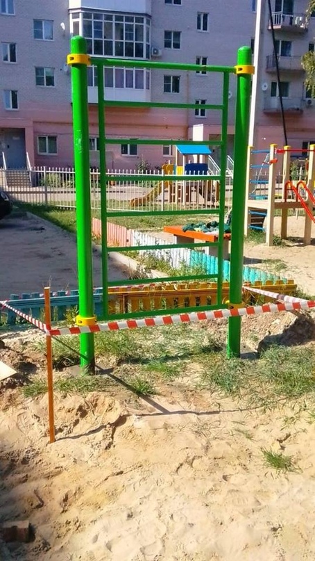 Сегодня во дворе дома №69б по улице Моторостроителей началась установка детских качелей