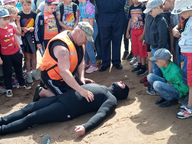 Сотрудники водно-спасательной станции Единой дежурно-диспетчерской службы Тутаевского района во главе с начальником Денисом Викторовичем Печаевым провели для детей учебно-тренировочные занятия