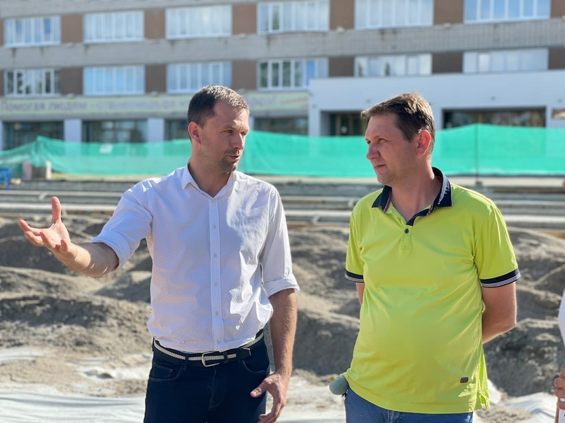 На юбилейной площади ведутся работы по уплотнению основания