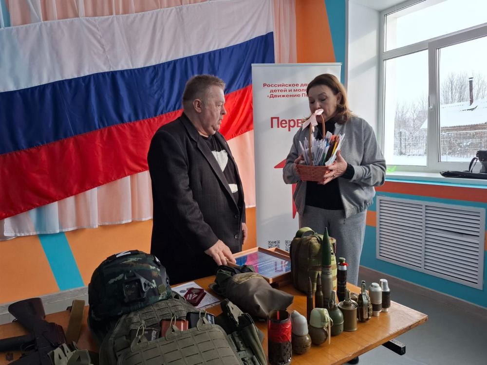 Левобережная школа: открытие Года Защитника Отечества и поддержка наших бойцов