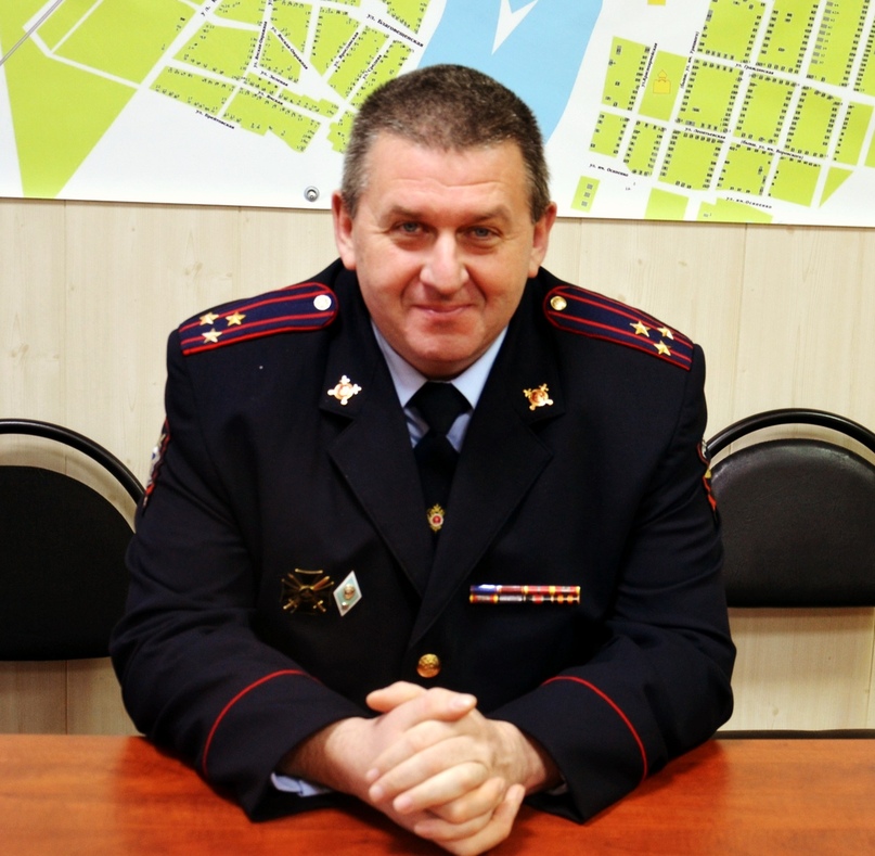 НАЧАЛЬНИК ПОЛИЦИИ У ТЕЛЕФОНА