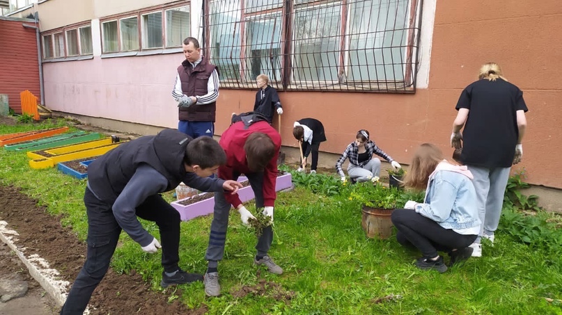 15 мая, в Международный День семьи, состоялся традиционный субботник по благоустройству школьного двора [club1300625лицея № 1] в рамках проекта " Наш уютный школьный двор"