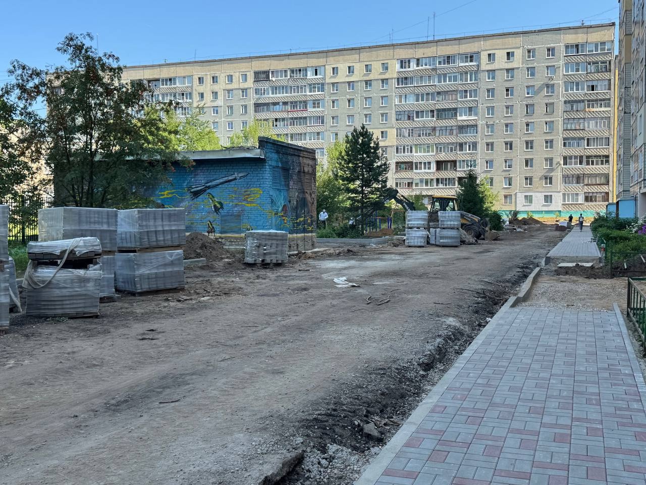Благоустраивается двор на улице Розы Люксембург