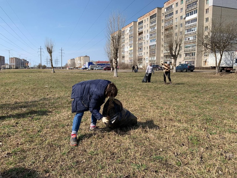 В Тутаевском районе дан старт проведению субботников!    Еще вчера первыми в борьбу за чистоту вступили жители левобережной части города, вышедшие на Кустодиевский бульвар